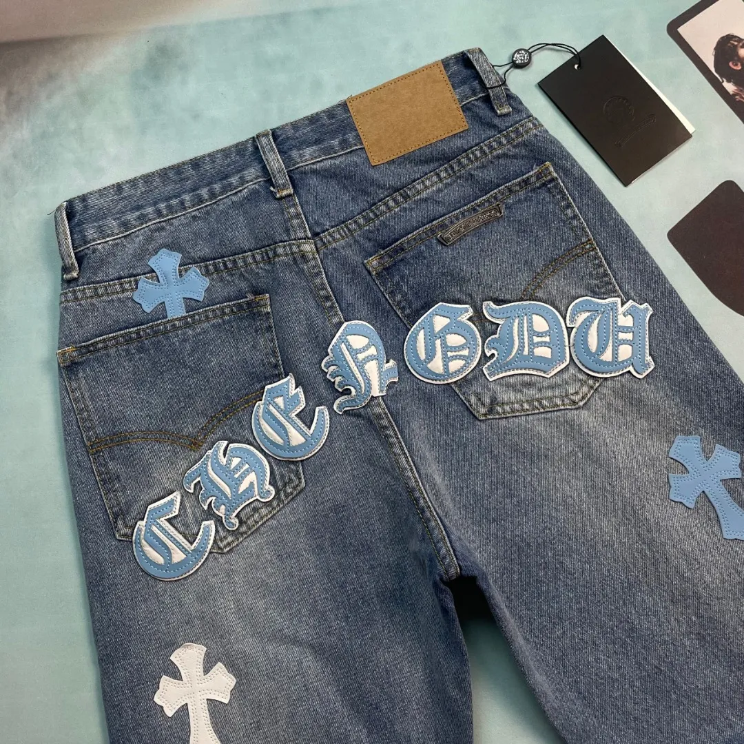 🅿️290 🔘Style number-KL162 🔘Croxin 𝐂𝐡𝐫𝐨𝐦𝐞 𝐇𝐞𝐚𝐫𝐭 city limited Sanskrit cross patch leather jeans* These Croxin city limited series jeans are a very popular limited edition in the fashion circle! It is made of classic blue denim, which has a great texture, is crisp and soft, and is extremely durable. The colorful crosses and letter patterns on the pants are so eye-catching. The crosses are available in blue and white, and are presented through exquisite craftsmanship. They have a strong three-dimensional effect and the colors are not easy to fade. The letter pattern is exquisite and paired with the cross, it is full of fashion. In terms of production technology, Croxin has always pursued perfection. The wiring is neat, the hardware accessories are customized, and the buttons, zippers, etc. all have Croxin's signature details, giving it a full sense of luxury. The straight version doesn't matter the shape of your legs. It looks good on both thick and thin legs, and it's super versatile. The matching suggestions are as follows: Street fashion style: Wear a loose white hooded sweatshirt on the upper body, a black Crow Heart leather jacket, black high-top Converse or Martin boots, and then put on a Crow Heart silver necklace or ring to look cool and handsome. Casual fashion style: Pair with a solid-color short-sleeved T-shirt, such as black, white and gray, which looks great. Wear white Nike sneakers and carry a heart-shaped crossbody bag. It is comfortable and fashionable for daily outings. Retro personality style: Wear a floral shirt tucked into the waistband, and pair with retro western boots or designer dad shoes to easily create a retro personality atmosphere. These pants are fashionable and versatile. They can also be worn as a couple's style. They are so eye-catching when out on the street! Trend lovers don’t miss it!  Size: S M L XL (28.30.32.34) Color: Blue